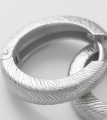 Серебряные серьги-хулахупы рельефные в родиевом покрытии (SPEZIA mini)
