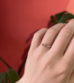 Серебряное кольцо мятое с гранатом
