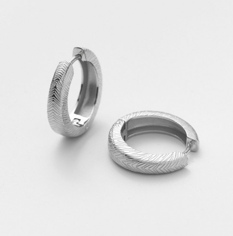 Серебряные серьги-хулахупы рельефные в родиевом покрытии (SPEZIA mini)