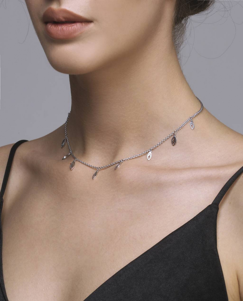 Серебряное ожерелье с лепестками лотоса
