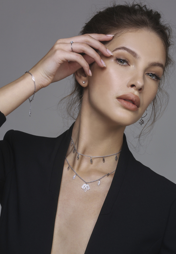 Серебряное ожерелье с лепестками лотоса