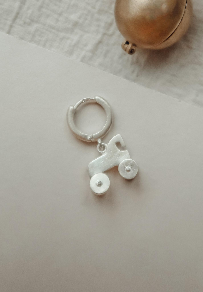 Серебряная моносерьга Коник матовый