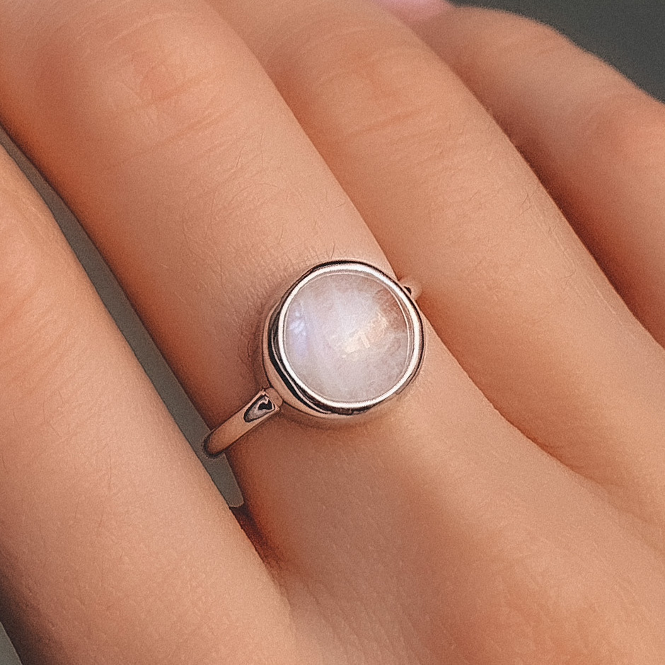 Серебряное кольцо Комо с лунным камнем
