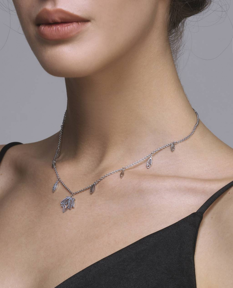 Серебряное ожерелье с лотосом