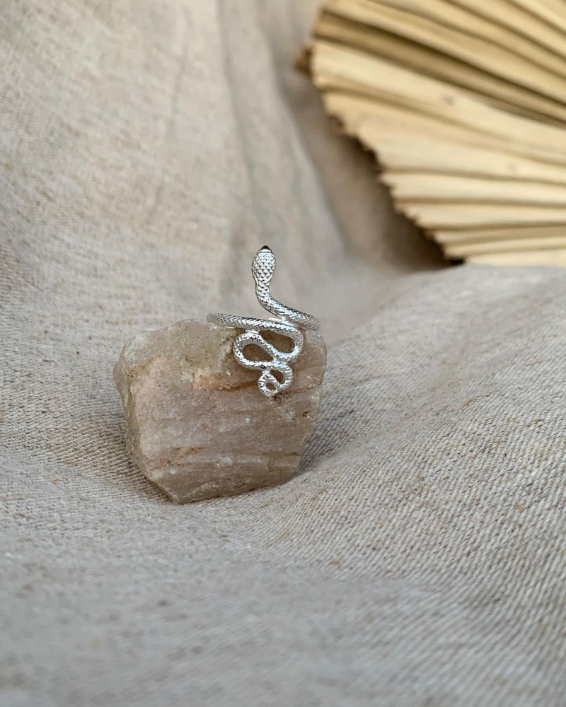 Серебряное кольцо Змейка 